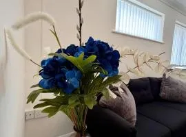 Spacious 3-Bed Home, Sleeps 6, Free Parking Wi-Fi