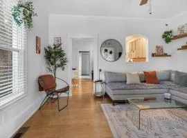 Charming Downtown Cottage Patio & Cozy Stay