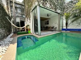 Beautiful House with Climate Pool and Jacuzzi, hotel i Colima