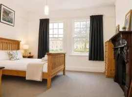 Comfy Apartment with carpark 2 minutes to CBD