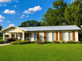 Spacious Southern Retreat - Sleeps 10 - 5 Beds, Hotel in Marksville