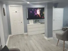 King Bedroom Stylish Unit with Seperate entrance