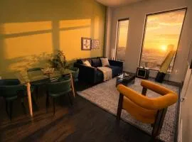 Modern Westown 2BR with Balcony - 5 min to Deer District