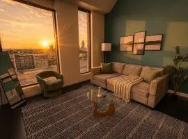 Chic Westown 3BR with Balcony - 5 min to Public Market
