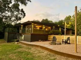 Stylish 2-Bed Home, Stunning View, Fire Pit, Festoon Lights, BBQ and walk to Pub