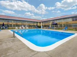 Econo Lodge Inn & Suites Triadelphia - Wheeling
