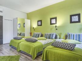 Top Center Rooms & Studio, guest house in Pula