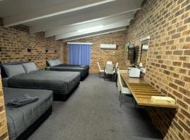 Clock Tower Motor Inn, מלון בקונאברברן