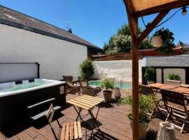 Maisons Sauvages - Piscine & Jacuzzi - Proche Zoo de Beauval & Châteaux, hotel i Romorantin-Lanthenay