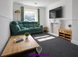 Family & Contractors Home - 6 Beds - Garden Patio