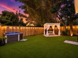 Coco's Cozy Cabana - Hot Tub Walk to Downtown