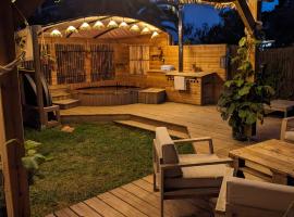 Villa avec Jardin, Terrasse couverte, et Bain nordique - 8 personnes, hotel in Anglet
