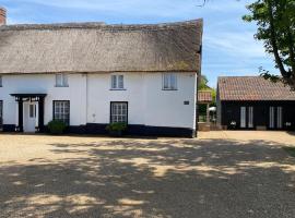 The Pelican Room-converted Cart Lodge near airport, hotel a Horsham Saint Faith