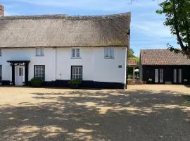 The Pelican Room-converted Cart Lodge near airport