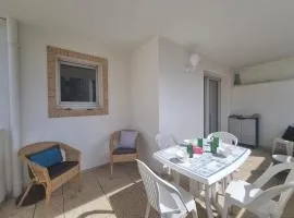 Appartement spacieux 4 pers au bourg de Sarzeau avec parking, terrasse et ascenseur - FR-1-775-49