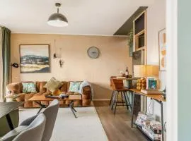 Stylish Retreat Near Titirangi Village & Walks