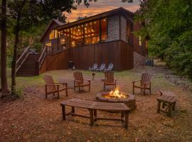 Twilight Pines - Dreamy Cabin w Hot Tub & optional Kids Loft, hotel din Broken Bow