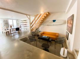 Koala Surf House, en bord d'Océan, planches de surf et skates à disposition: Hossegor şehrinde bir otel