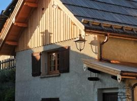 Petit chalet individuel dans le Queyras, hôtel à Château-Ville-Vieille