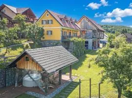 Traditional House Kal With Hot Tub - Happy Rentals