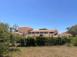 Appartement familial avec grande terrasse piscine parking et wifi fibre