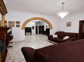 Spacious 4-Bedroom Apartment, hotel in Mosta