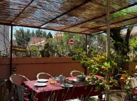 Dans 1 cadre de verdure convivial et relax, idéal mer et centre à 2 pas, jusqu'à 3 chambres triple et privées, parties communes sdb, wc, jardin