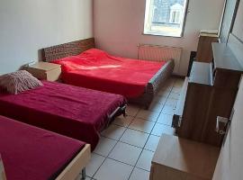 Lit dans une salle Bett im Zimmer，米盧斯的飯店