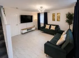 Modern Family Home, Free Parking, Garden