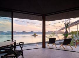 Seaside Villa SEEN Deep Sea: Onomichi şehrinde bir otel
