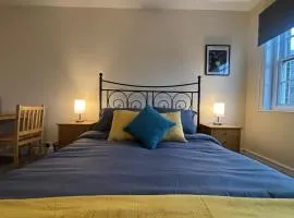 Nice Central London room by train station