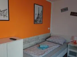 Zweibettzimmer mit Gemeinschaftsküche und Gemeinschaftsbädern