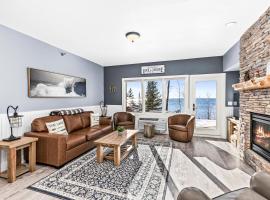 Whispering Pines Lake Views King Suite, 2 Queen Beds, Kitchen and Heated Pools, hotel a Two Harbors