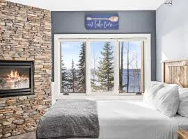 Whispering Pines Lake Views Studio 2 Queen Beds, Heated Pool and Hot Tub