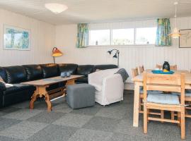 6 person holiday home in Hvide Sande, hotel en Nørre Lyngvig