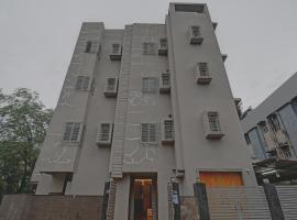 Super Townhouse Hotel All In One Near City Centre Salt Lake: Kalküta şehrinde bir otel