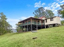 Large Luxury Farmhouse - Pet & Family Friendly Acreage Escape - The WilderNest