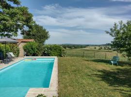 Gîtes de beaux rêves, Tournesol, hotel em Uxeau