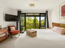 Group stays for Friends Families Weddings and Events Walkable to Fremantle and attractions Super Spacious with garden and courtyard and balcony and parking for 2 cars Sleeps 6 3BD 3BR