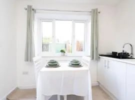 Modern Studio Near Airport - Parking & WiFi