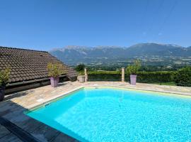 Chalet romantique avec piscine, hotel di Monthion