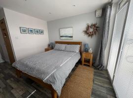 Private, modern guest suite Four Mile Bridge, Rhoscolyn, מלון בוואלי