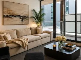 Port Melbourne Luxe Escape 2BR, 2BA, Pool, Balcony