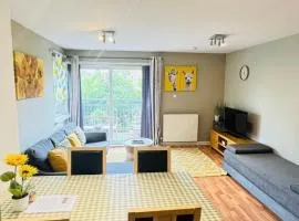 Spacious Home Near Royal Mile with Free Parking, lift and Sunny Balcony