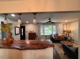 Eclectic & Fun Custom Home, готель у місті Шауні