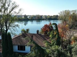 villa su lago privato Malaspina, Hotel in Segrate