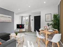 Spacious Modern 2BR - Parking - Workspace Area, Ideal for Contractors & Long Stays - NordStay