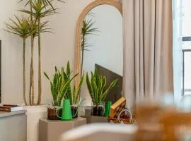 Luxury Designer Studio in Yas -Dire t Access to Pool & Panoramic GYM