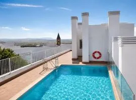 NUEVO-LUZ DE CONIL piscina y parking