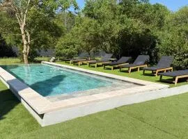 Bastidon dans propriété privée avec piscine partagée